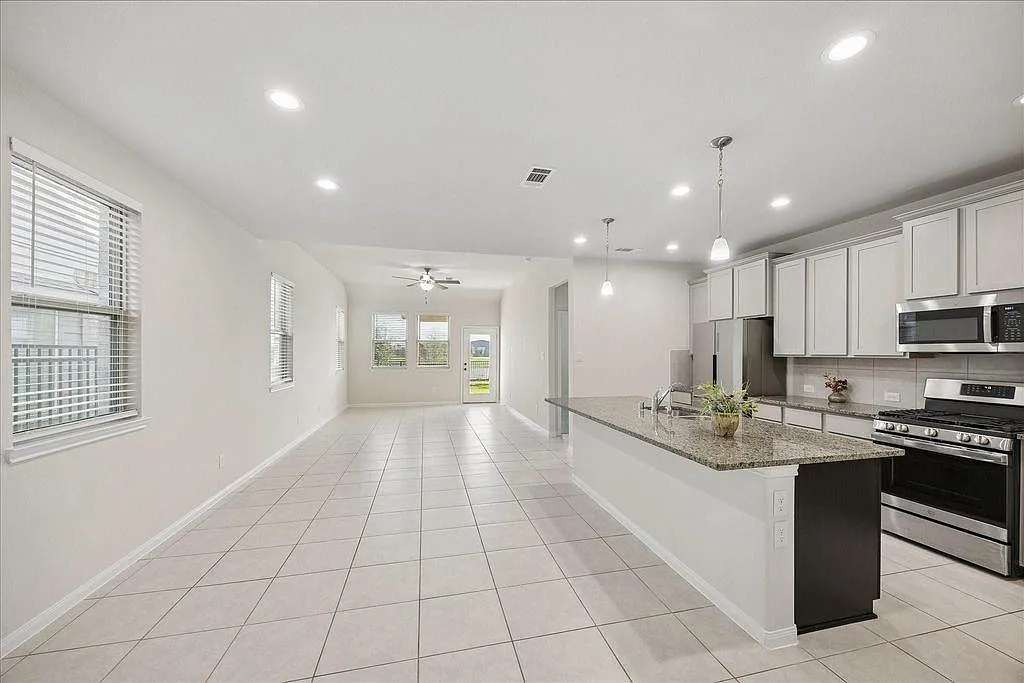 3 bed, 2.5 bath, 2076 sqft, $2,500 — Photo 3