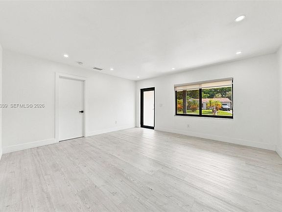 5th image of 1707 S Curlew Ln