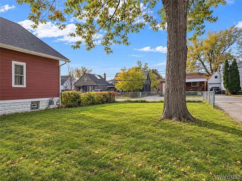 3 bed, 1.0 bath, 2748 sqft, $1,800 — Photo 2