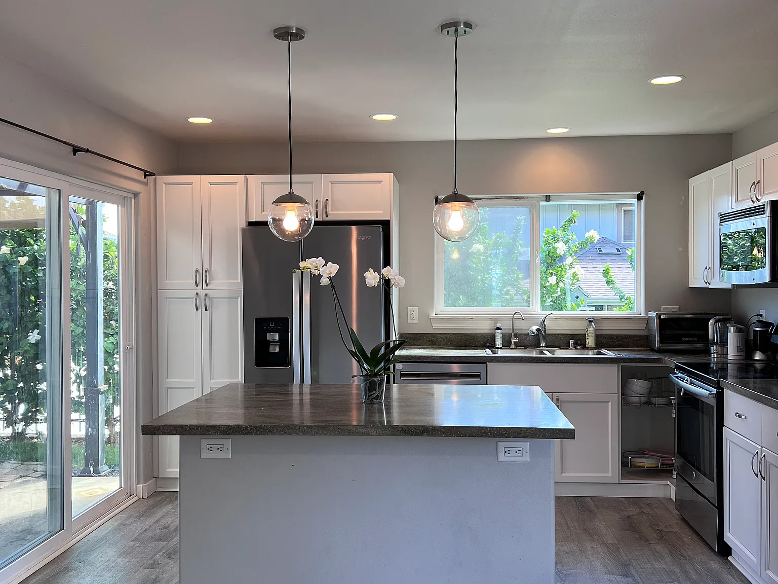 3 bed, 2.5 bath, 1361 sqft, $4,300 — Photo 1