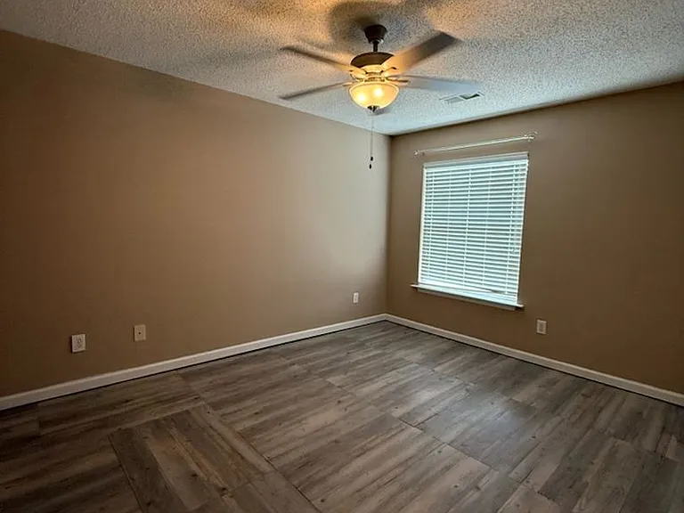 1464 Chandler Cir — Photo 17
