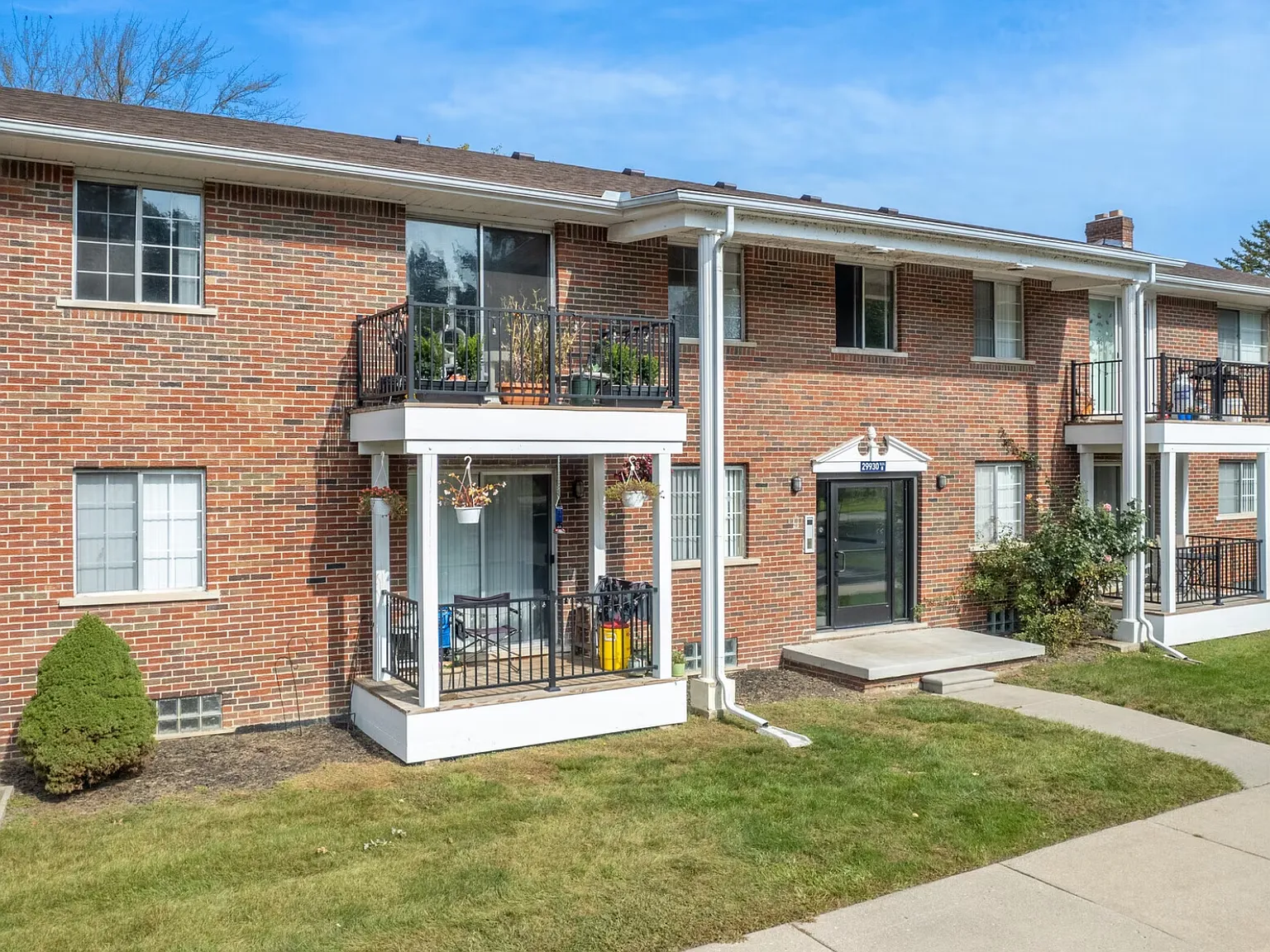 Gibraltar Pointe Apartments — Photo 4