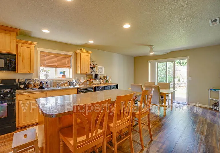 8814 NE 82nd Ave — Photo 10