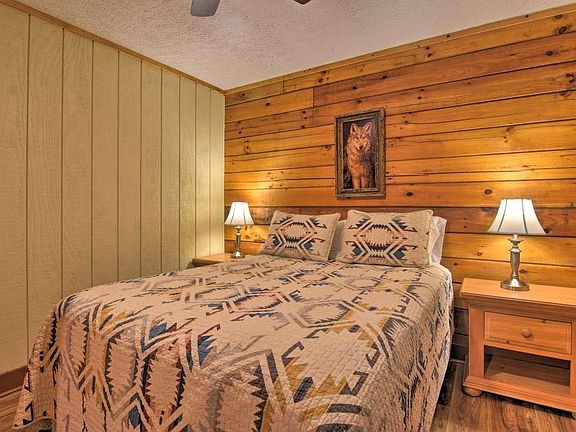 Bedroom with queen size bed