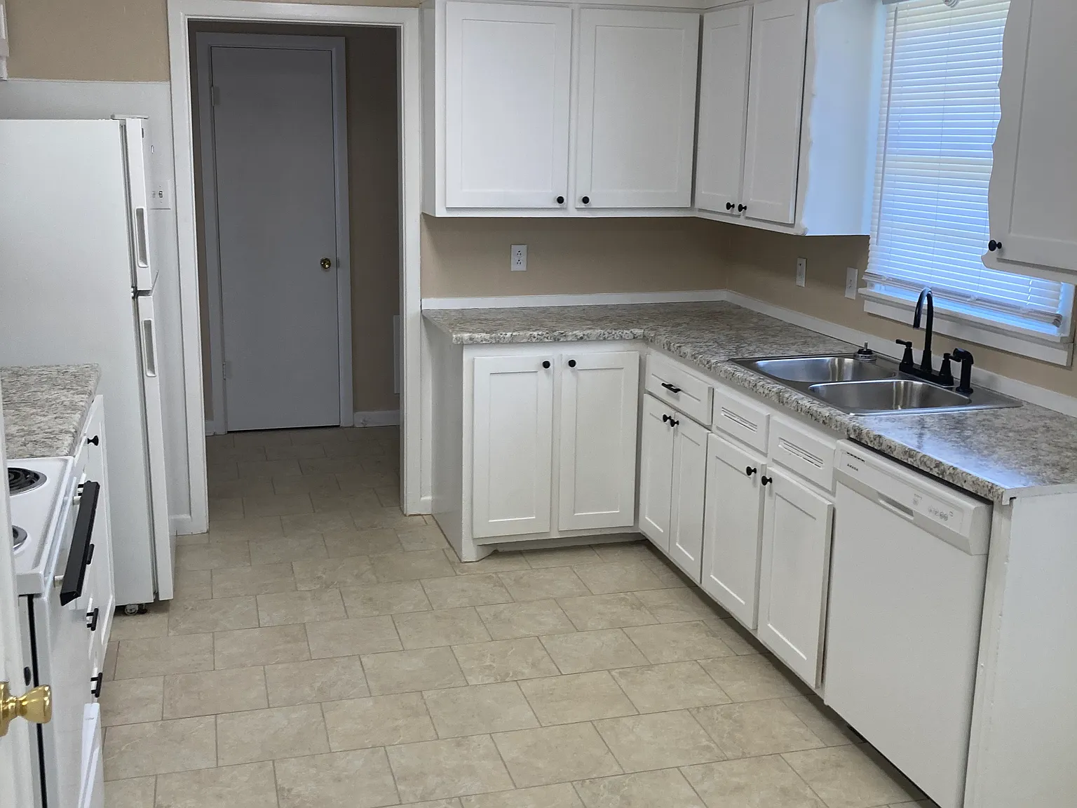3 bed, 1354 sqft, $1,300 — Photo 4