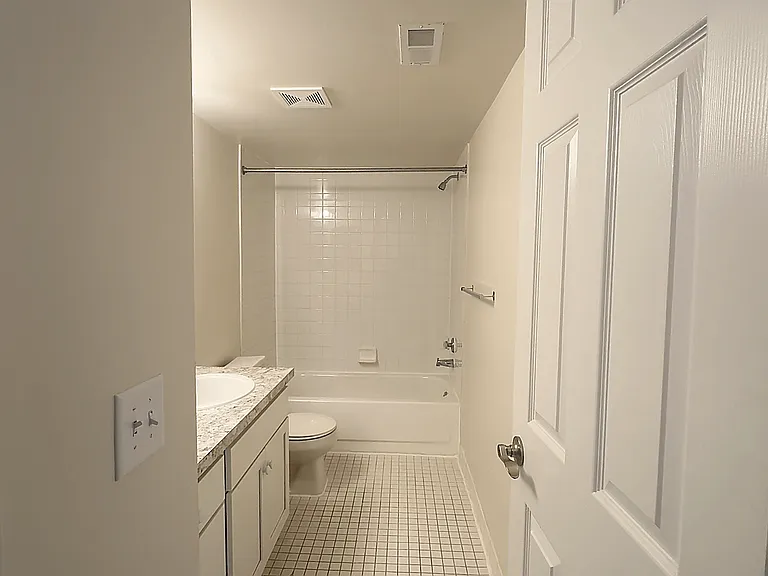 Lakeside Village Apartments — Photo 173