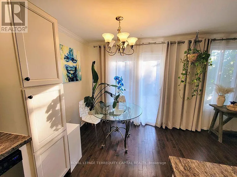 20 Mowat Cres — Photo 9