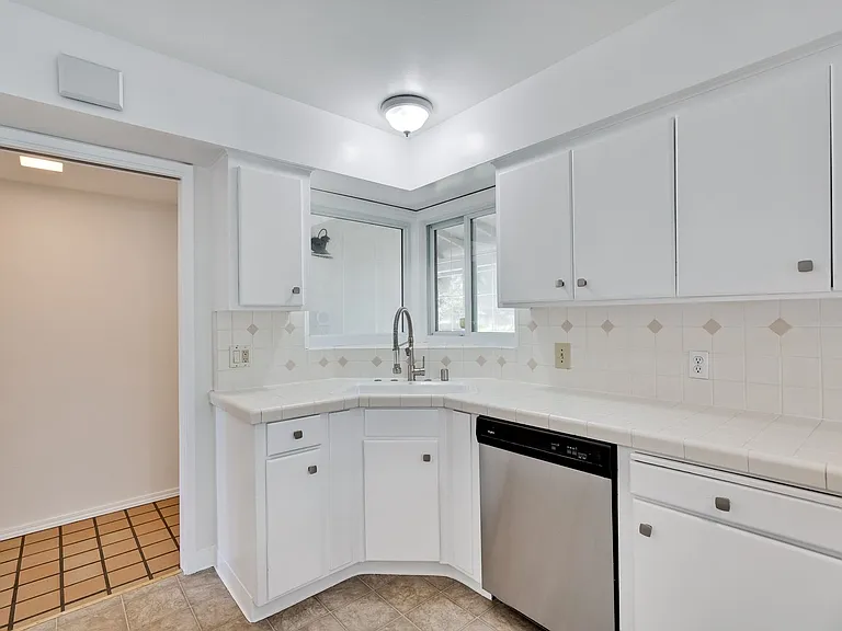 1572 Tobias Dr — Photo 7