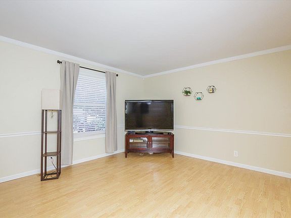 4th image of 6 E Meadow Ln