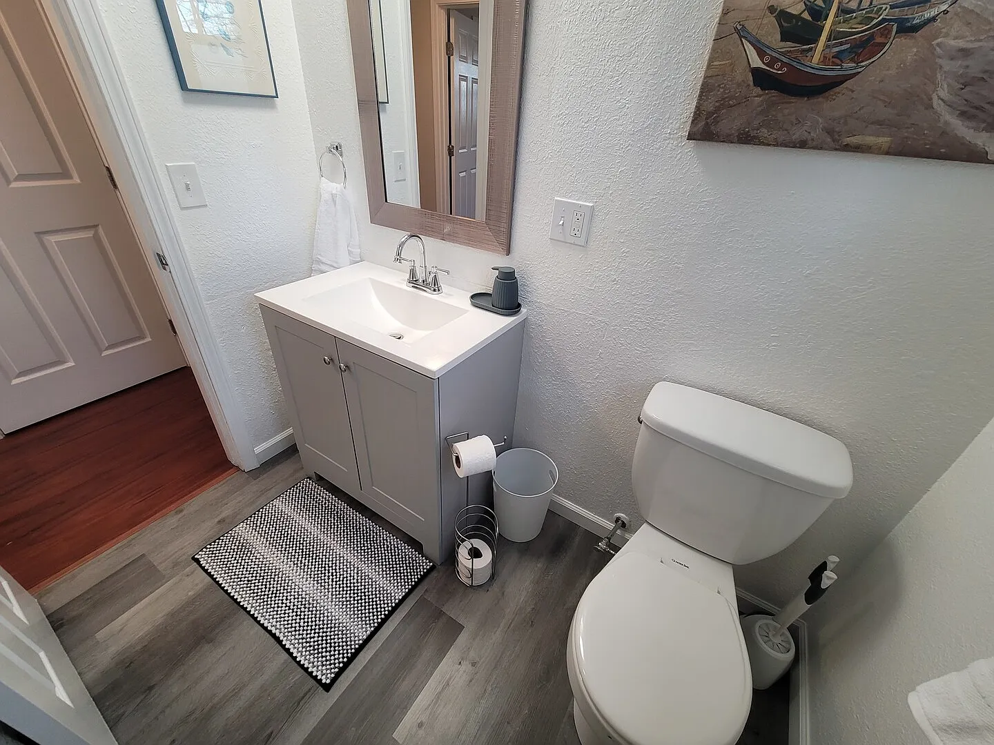 Freshly Remodeled Lower Unit..Great Location — Photo 4
