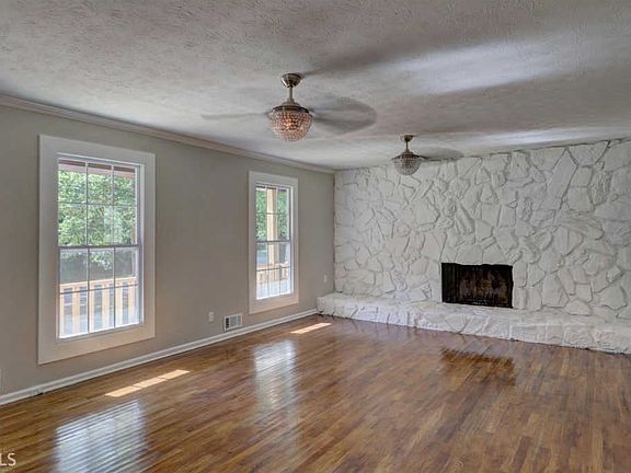 3rd image of 2565 Highland Dr SE