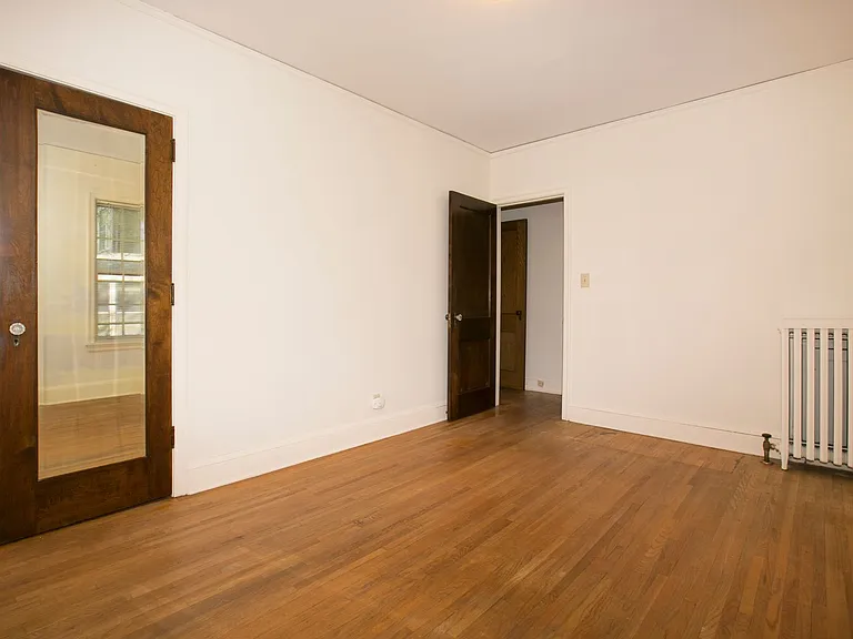 2434 Dupont Ave S — Photo 7