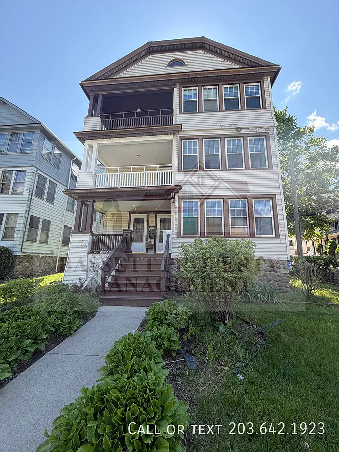 Charming 4-Bedroom Apartment with Scenic Park Views — Photo 1