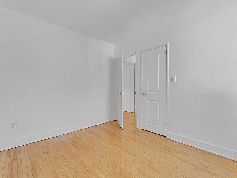 389 Yonge St — Photo 24