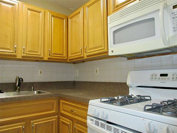4th image of 20275 NE 2nd Ave APT 22