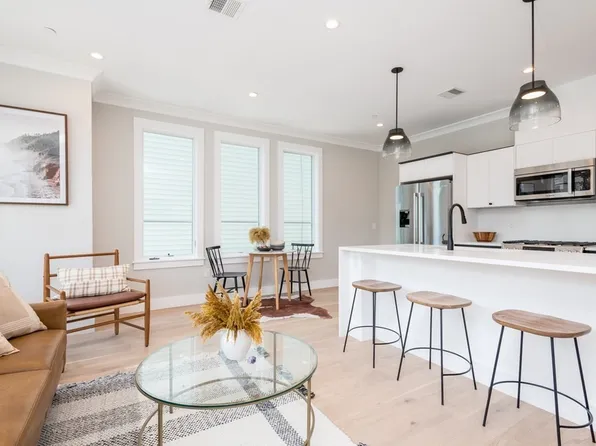 109 Prospect St #205, Somerville, MA 02143