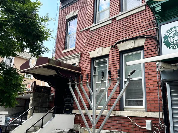 1013 Avenue M image 2 of 17