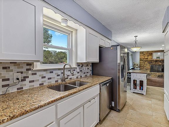 2nd image of 712 S Cherokee Dr