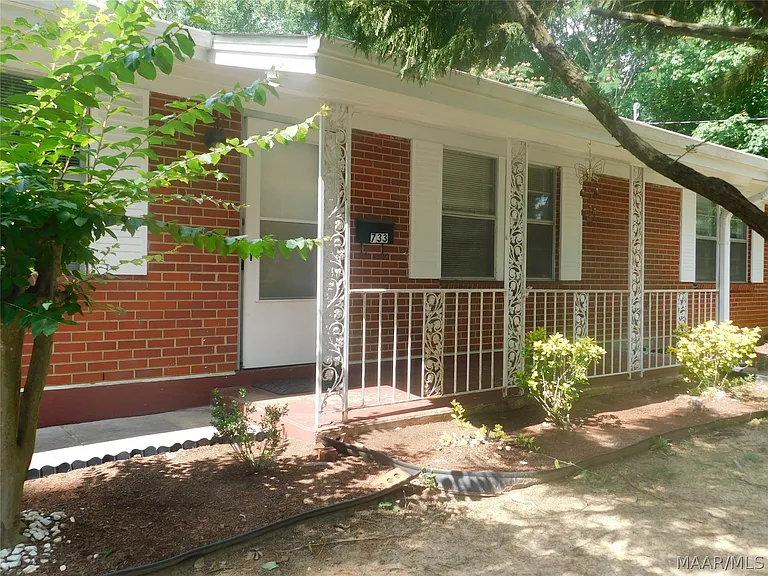 733 Gillespie St — Photo 2