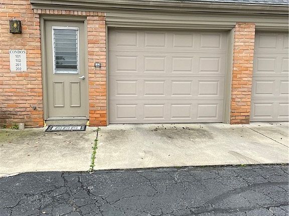 4th image of 1122 Country Club Ln APT 202