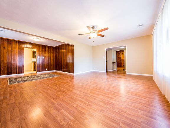 5th image of 18 Forsythia Ln