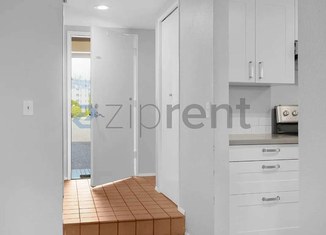 3 bed, 1.5 bath, $2,850 — Photo 3