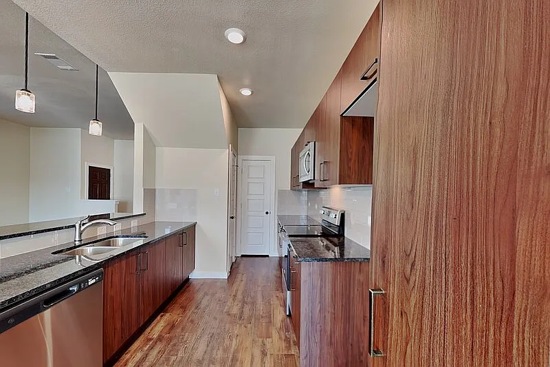 4 bed, 3.0 bath, 1926 sqft, $1,999 — Photo 4