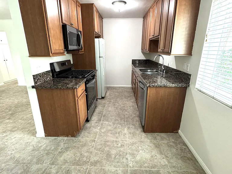 660 S Glassell St #15 — Photo 10