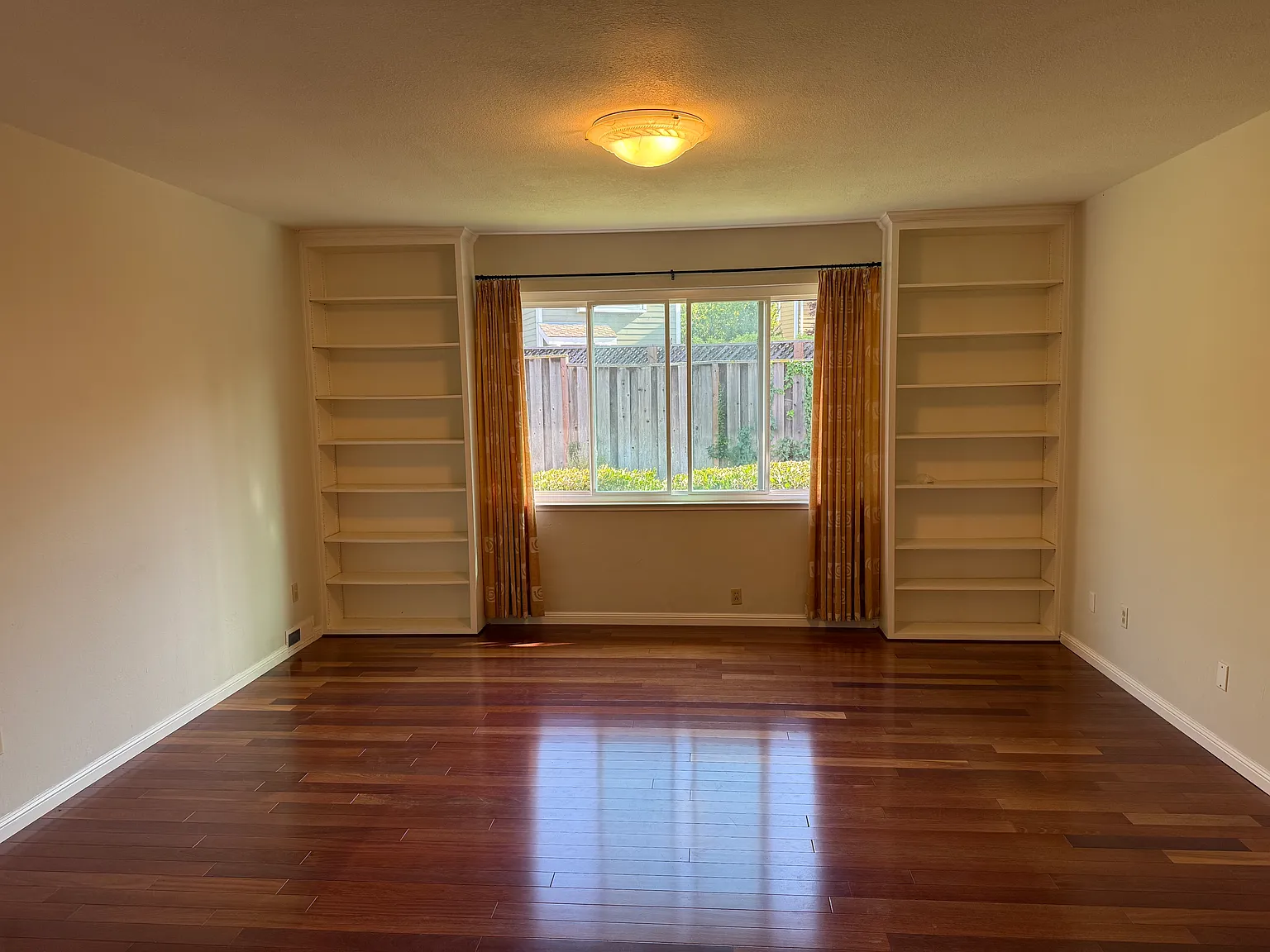 1072 Fleetwood Dr — Photo 3