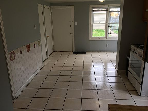 4th image of 8845 S Escanaba Ave APT 1R