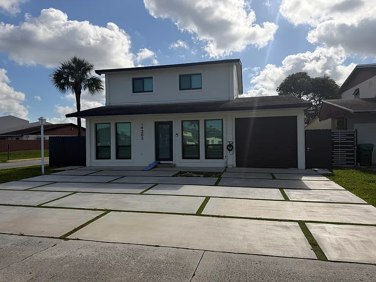 19203 NW 53 Circle Pl — Photo 1