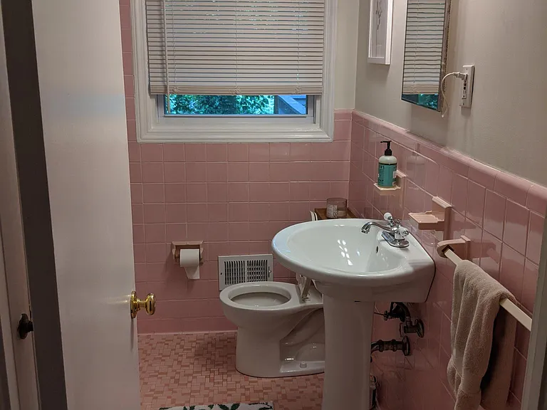 584 N Superior Ave — Photo 18