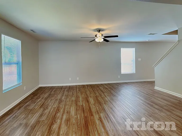 7242 Fox Point Dr — Photo 3