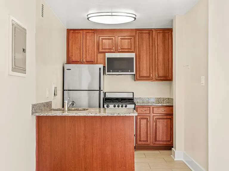 Park East Apartments — Photo 29