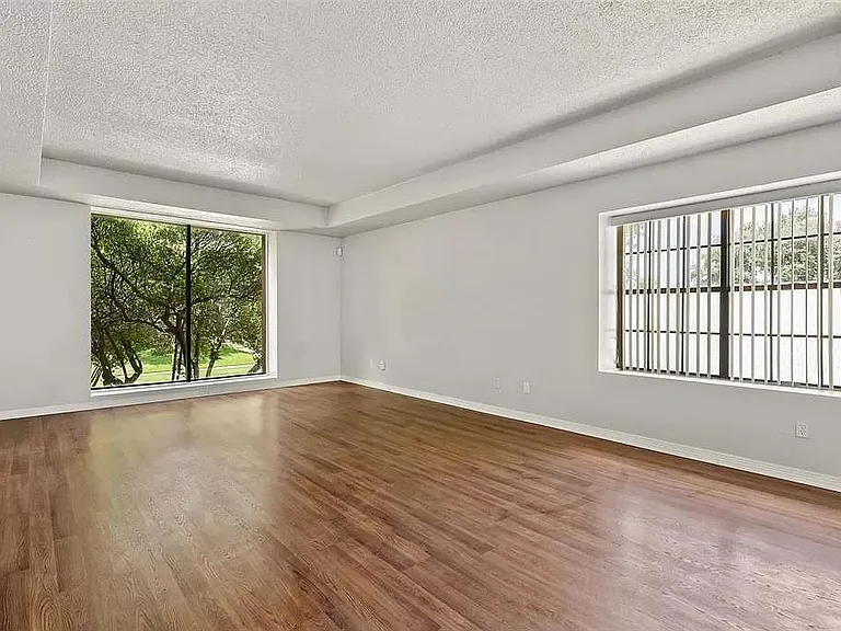 1823 Hillcrest St — Photo 1