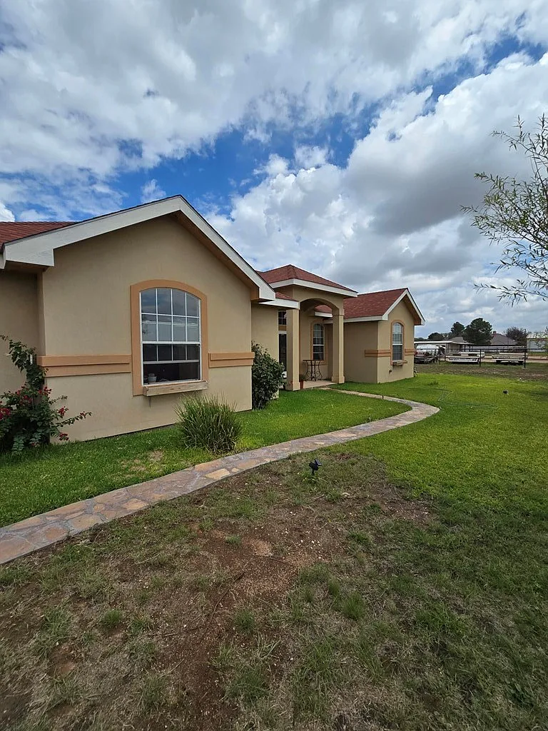 3 bed, 2.0 bath, 1834 sqft, $2,600 — Photo 2