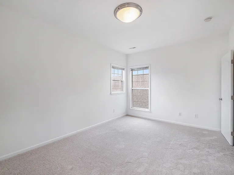 2925 N Knightsbridge Cir — Photo 28