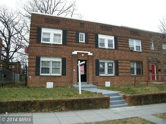 423 Mellon St SE photo 1