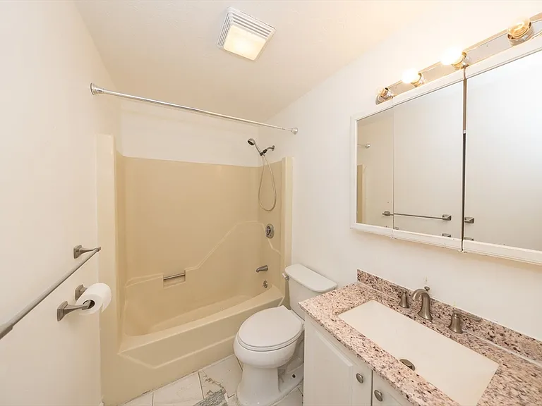 15 Houghton St #9 — Photo 8