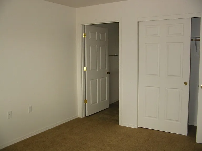 Ellendale Manor Apartments — Photo 9
