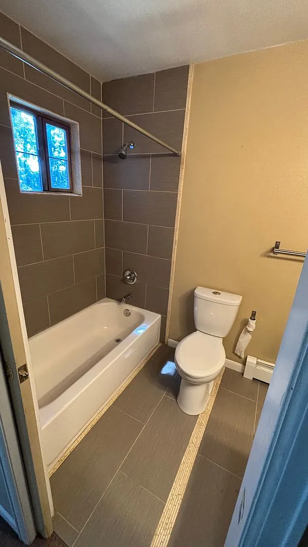 Spacious two-bedroom, two-full-bath apartment located in the heart of downtown. — Photo 4