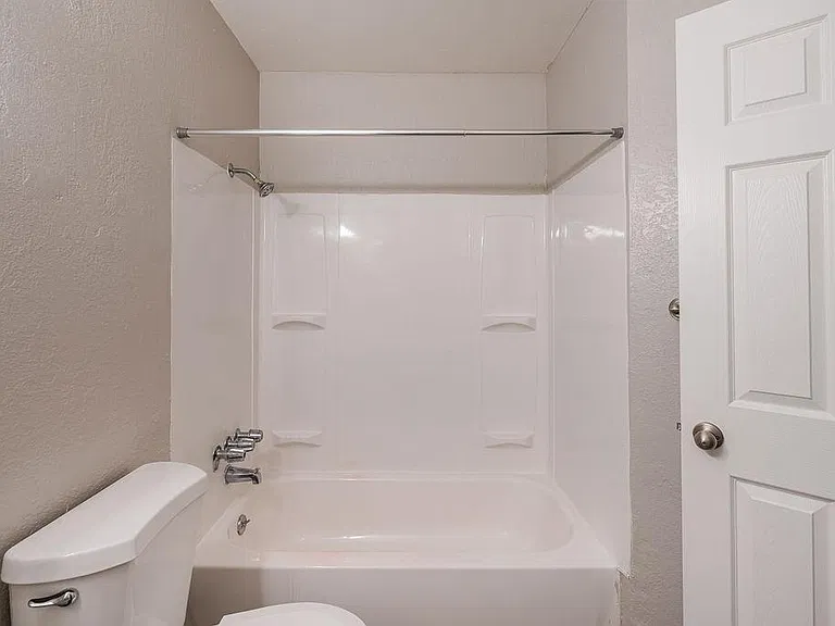 Rosewood Gardens Apartments — Photo 13