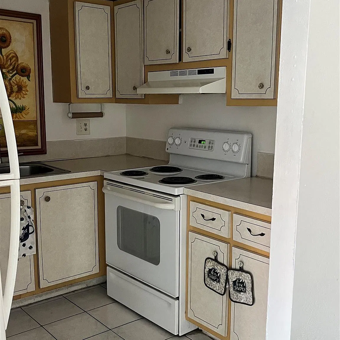 3 bed, 2.0 bath, 1098 sqft, $2,400 — Photo 3