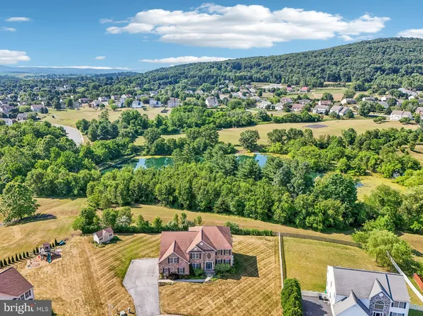 103 Farm View Ct, Douglassville, PA 19518