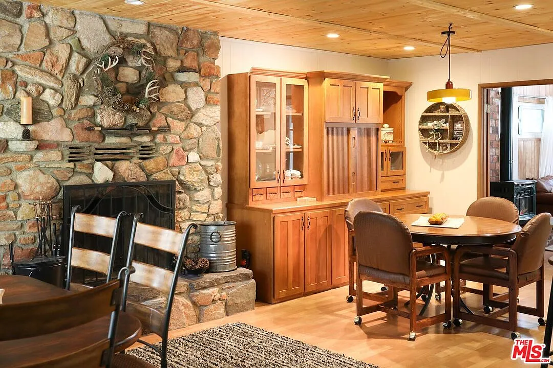 3 bed, 1.5 bath, 1143 sqft, $3,500 — Photo 2