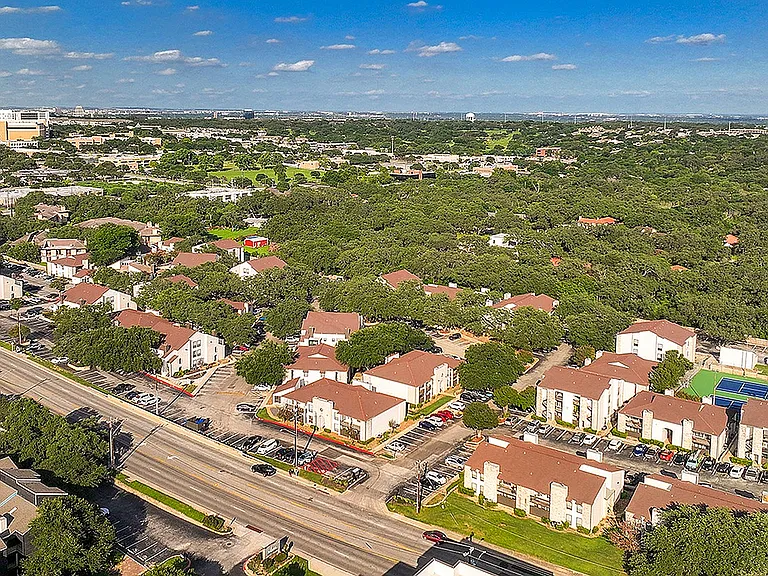 Deer Oaks Apartments — Photo 3