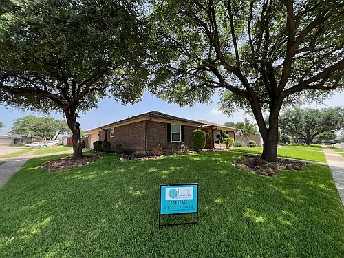1401 Fieldstone Ct E Photo 1