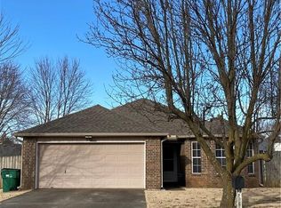 649 Robin Hood Ct, Springdale, AR 72764