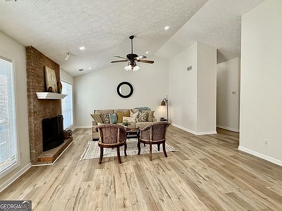 5th image of 3267 Summit Glen Dr