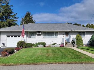 414 10th Ave, East Northport, NY 11731